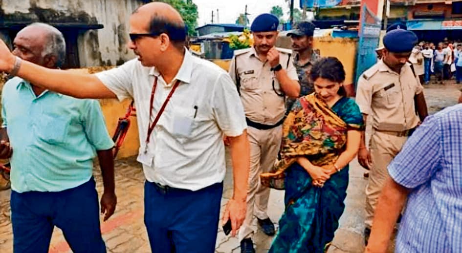 तेज बारिश में नालंदा के स्कूलों का निरीक्षण करने पहुंचे के के पाठक, स्कूल के कमरे में पशु चारा देख भड़के