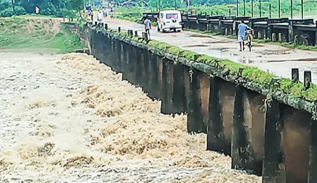 पूर्वी चंपारण की नदियों में उफान, ढाका-शिवहर का संपर्क टूटा, लालबकेया और महानंदा नदी खतरे के निशान से ऊपर