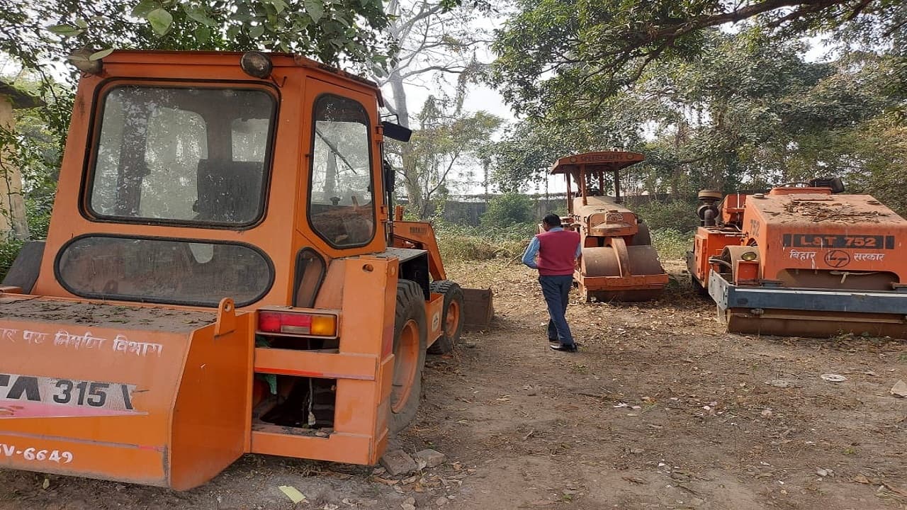 मुजफ्फरपुर में 'कंकाल' में तब्दील हो गये पथ निर्माण विभाग के गोदाम में पड़े करोड़ों के वाहन, सोया रहा विभाग