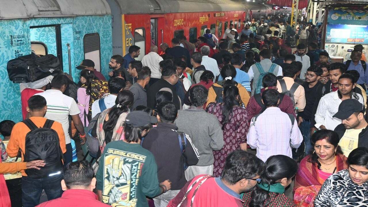 PHOTOS: बिहार की ट्रेनों में उमड़ रही भीड़, चोर सक्रिय, पॉकेटमार ने हवलदार का भी मार लिया पर्स..