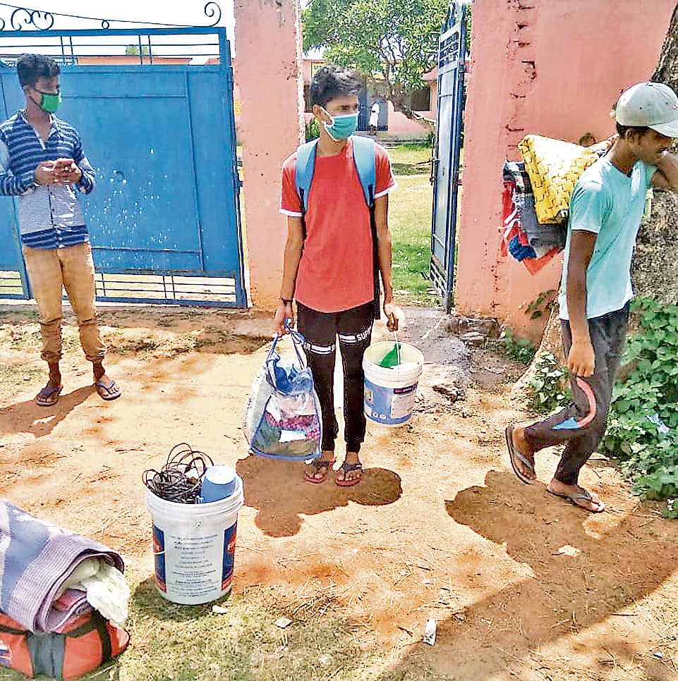 यदि यह लापरवाही है, तो चुकाना पड़ सकता है खामियाजा, रेड जोन से हजारीबाग आये प्रवासियों को घर भेजने का मामला