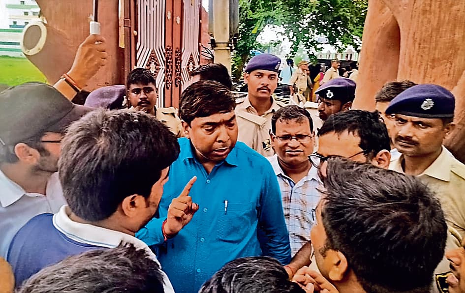 बिहार शिक्षक भर्ती परीक्षा के दौरान विभिन्न केंद्रों पर हंगामा, अधिकारियों ने समझा-बुझाकर कराया शांत