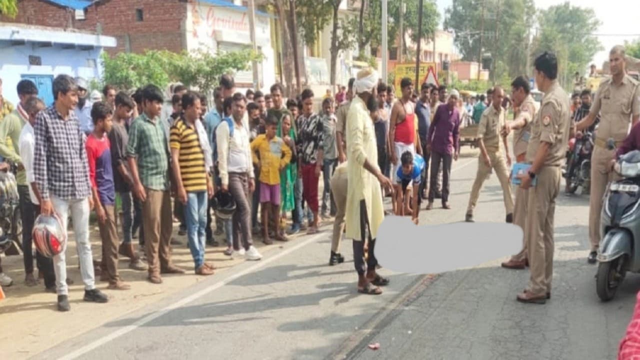 अलीगढ़ में गंगा स्नान करने जा रहे बाइक सवार तीन लोगों को ट्रक ने रौंदा, 2 की मौत, एक की हालत गंभीर