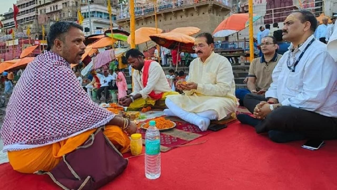 UP News: काशी में पीएम मोदी की मां हीराबेन का पिंडदान, छोटे भाई पंकज ने दशाश्वमेध घाट पर किया तर्पण