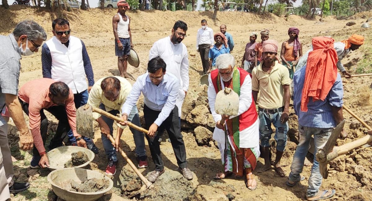 Banka: केंद्रीय मंत्री अश्विनी चौबे ने पत्नी के साथ की मंदार की परिक्रमा, पौधरोपण कर किया श्रमदान