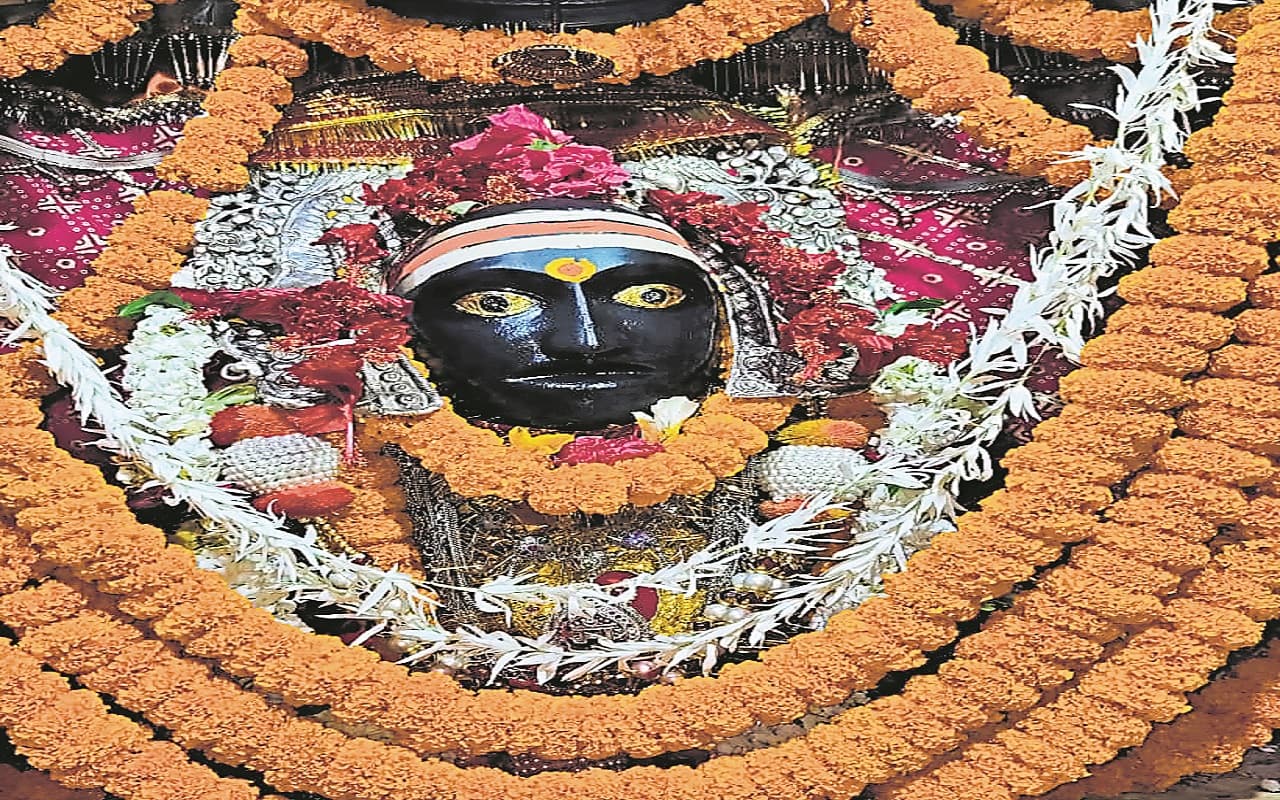 Durga puja 2022: थावे में सजा मां का दरबार, जानें, राजा के घमंड और बाघ के गले में सांप की कहानी