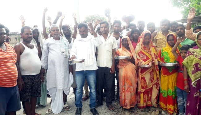 Bihar Flood Updates: गोपालगंज में राहत के लिए पीड़ितों ने किया लोटा-थाली लेकर प्रर्दशन