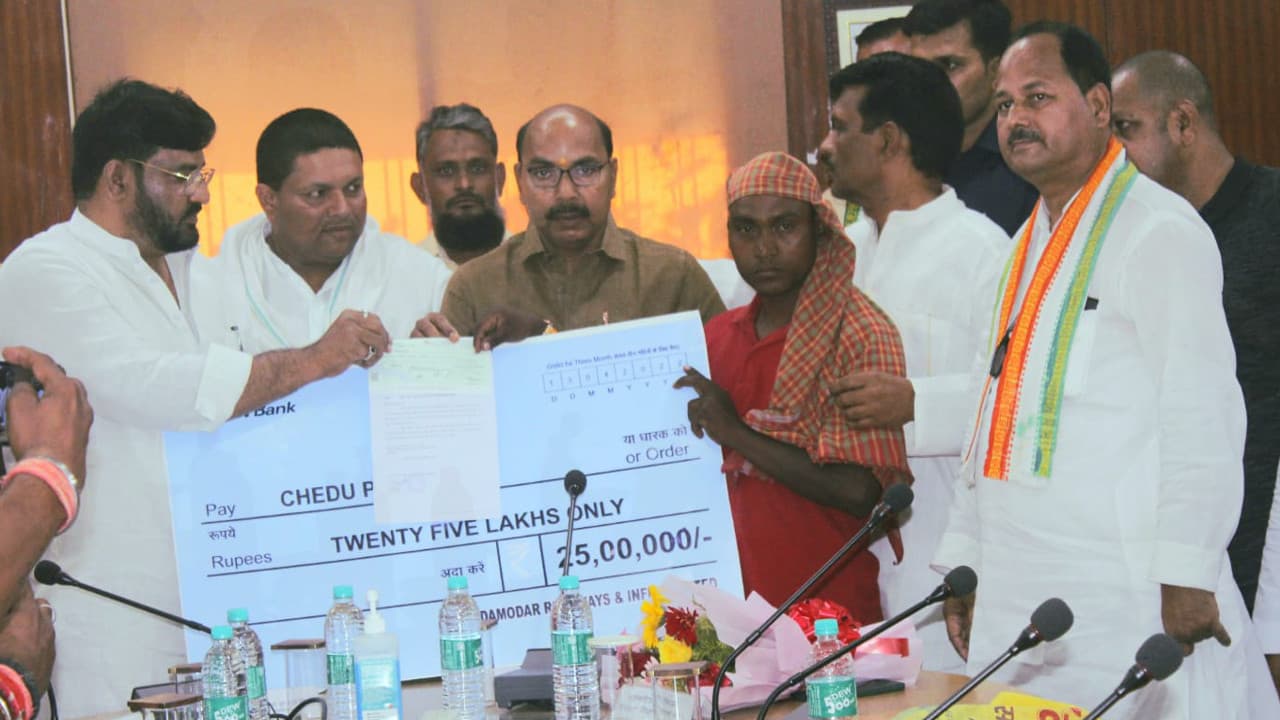 दो माह में चालू होगा देवघर का त्रिकूट रोपवे, मृतक के आश्रितों को मुआवजा राशि देते बोले पर्यटन मंत्री