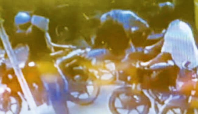 55 सेकेंड में पूर्व विधायक के कर्मी से 26 लाख रुपये लूट ले गये अपराधी, CCTV में कैद हुई वारदात