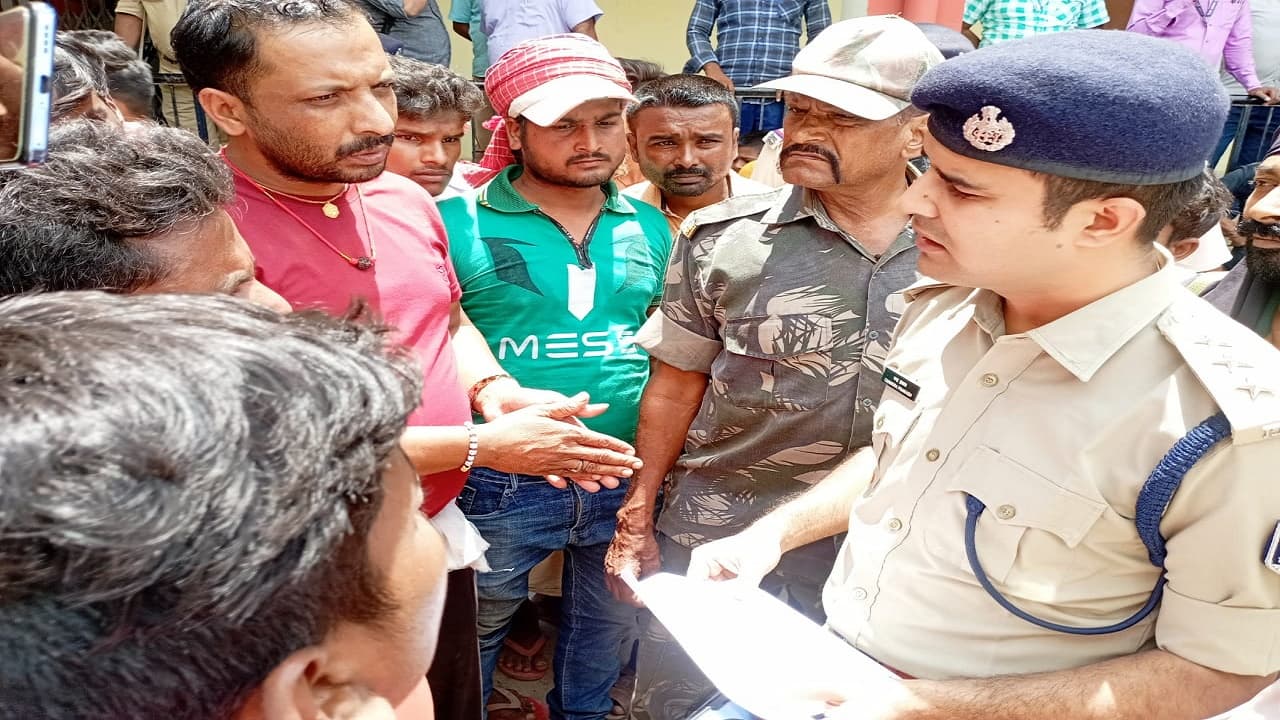 रक्सौल में छापेमारी करने गयी पुलिस से झड़प के दौरान महिला की मौत, तनाव के बाद पुलिस छावनी में तब्दील