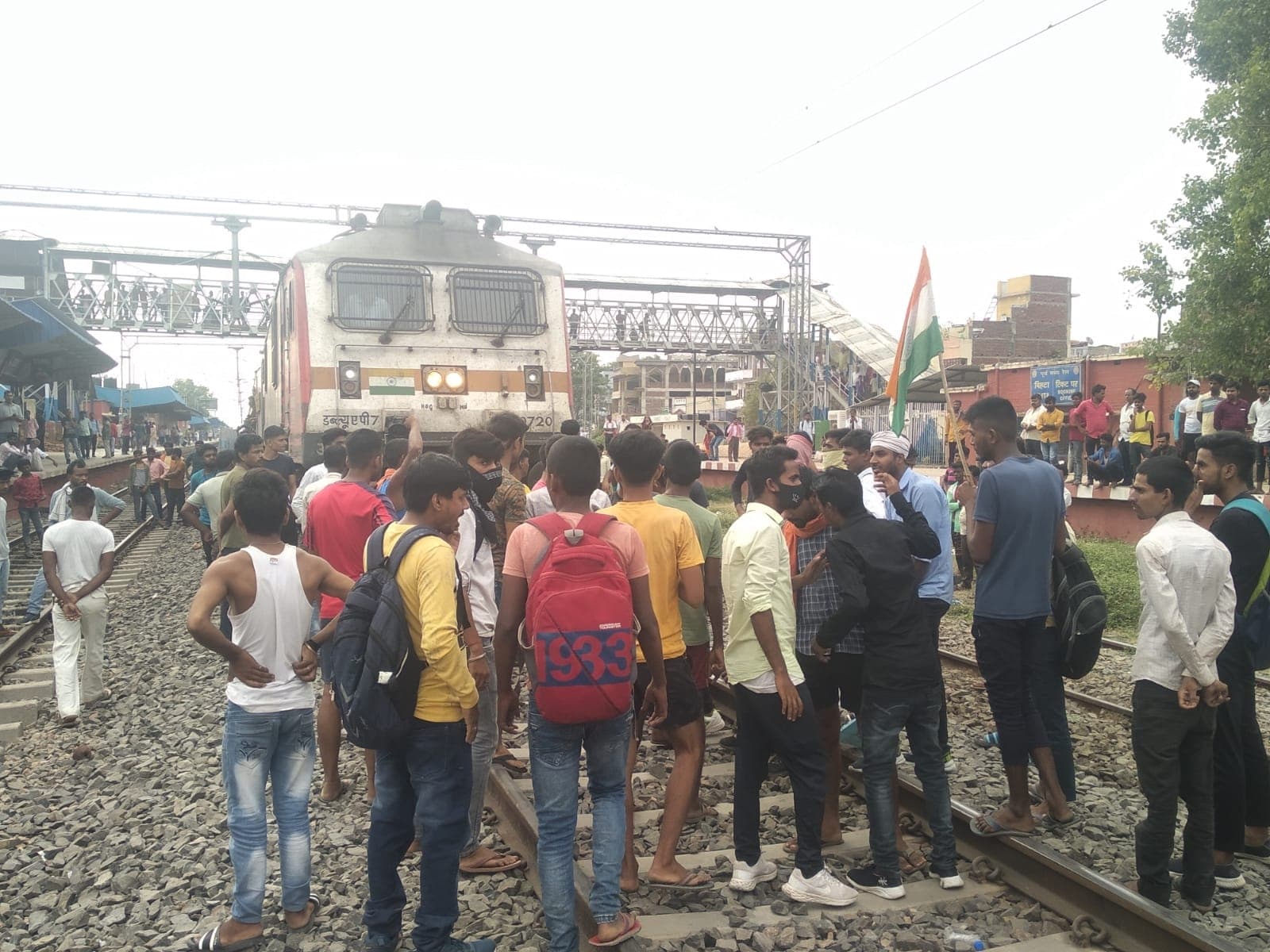 Agneepath Scheme Protest: रोहतास में उपद्रव के दौरान फायरिंग, पुलिसकर्मी को लगी गोली, थानेदार का पैर टूटा