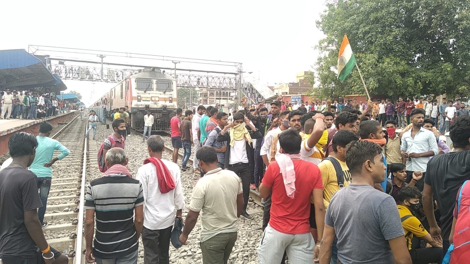 बिहटा रेलवे स्टेशन पर भारी बवाल, ट्रेनों के कोच में घुसकर तोड़फोड़, बिहिया नगर में धारा 144 लागू