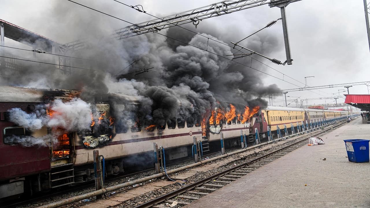 बिहार में ‘अग्निपथ’ पर उपद्रव, तोड़फोड़, पथराव के बाद पांच ट्रेनों में लगायी आग, जानें कब कहां-क्या हुआ