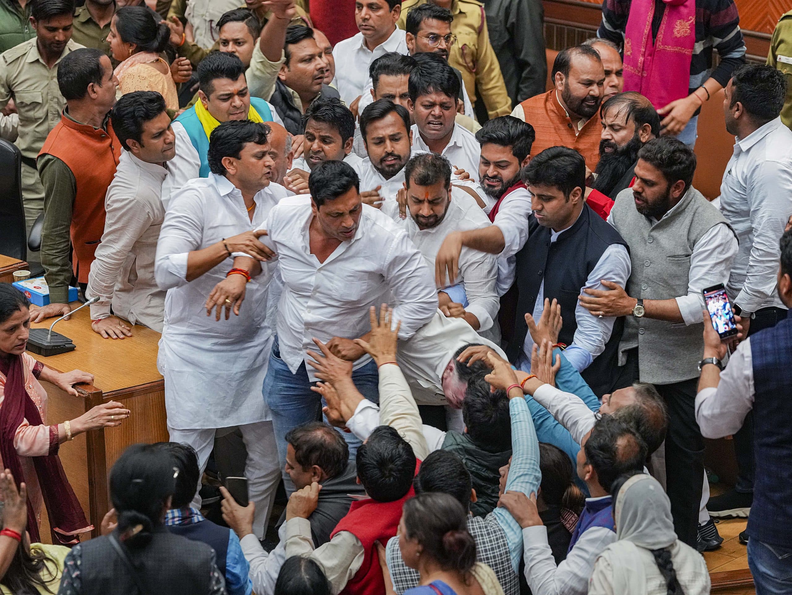 Delhi MCD Violence: चले लात-घूंसे, पकड़ा गया दुपट्टा, जानें आप और भाजपा ने क्या लगाये एक-दूसरे पर आरोप