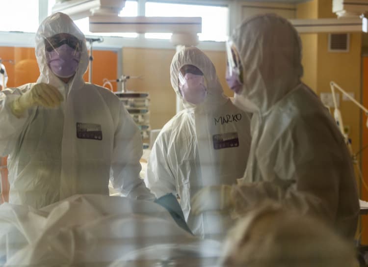 Coronavirus: अमेरिका में लगातार लोग तोड़ रहे हैं दम, मरने वालों को आंकड़ा 1000 के पार