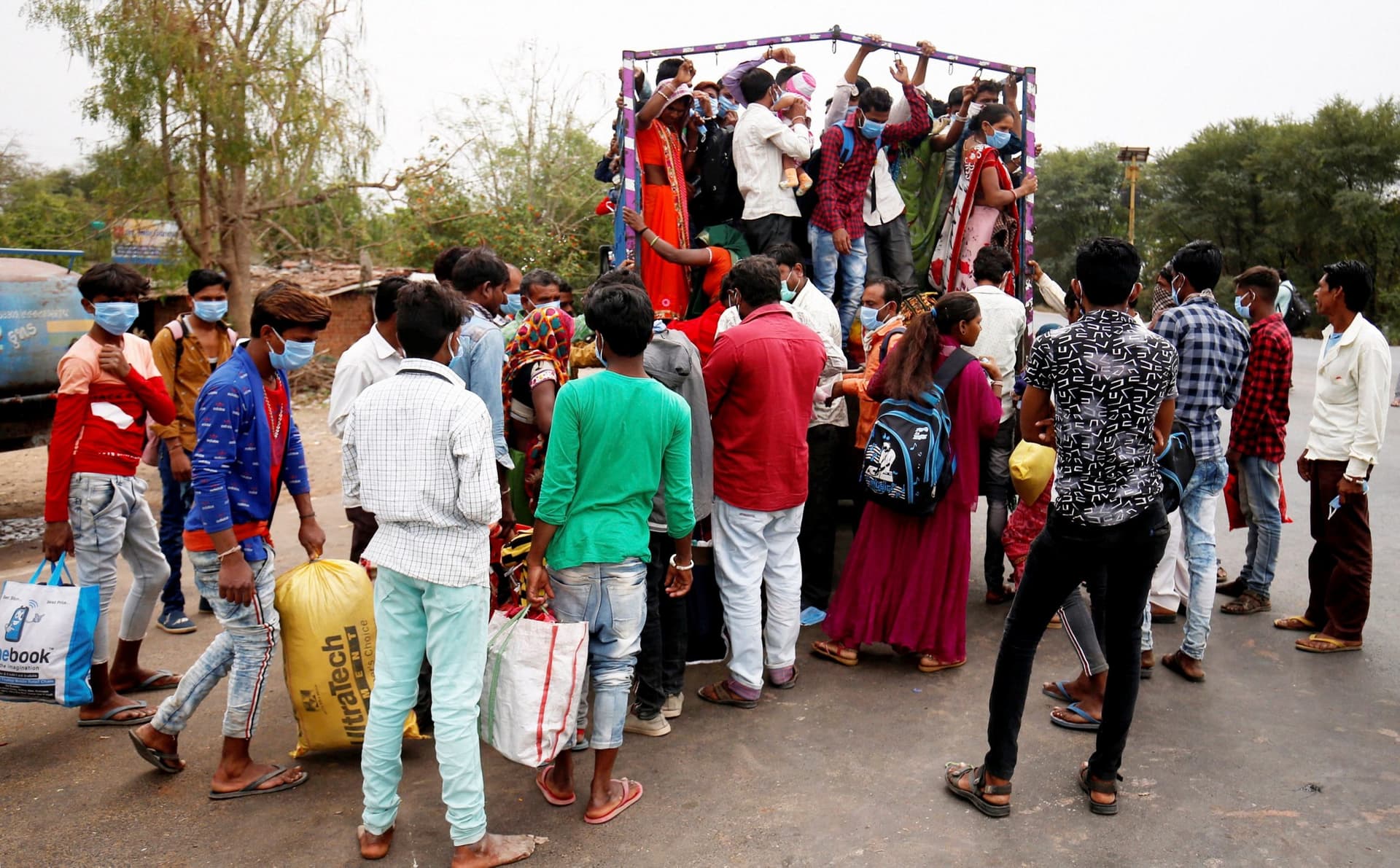 मध्य प्रदेश के सीएम ने झारखंड समेत सात पड़ोसी राज्यों के मुख्यमंत्रियों को लिखा पत्र, बोले- प्रवासियों के लिए हैं एक हजार बसें, दें अग्रिम सूचना