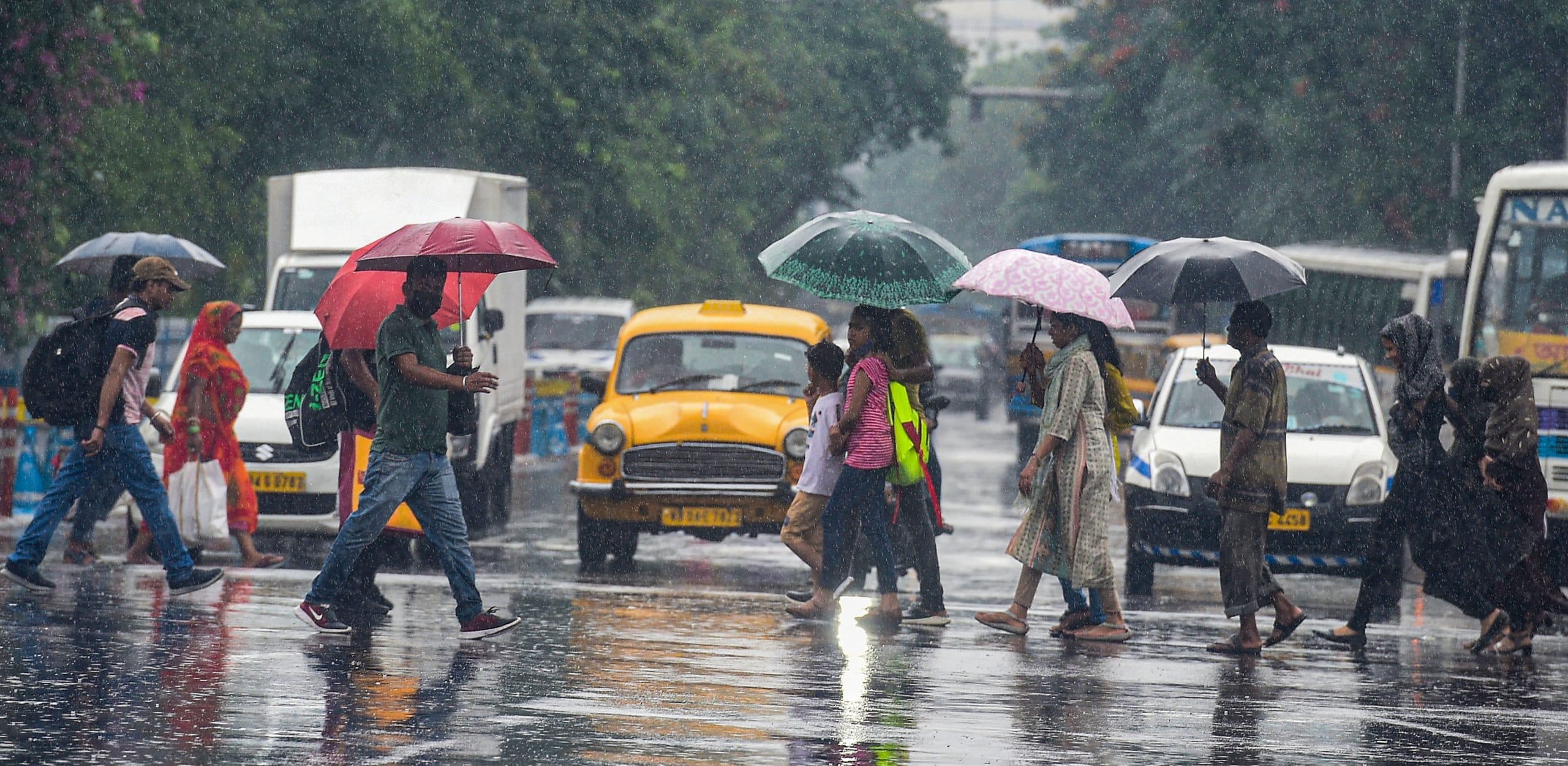 भारी बारिश से गुजरात में 63 लोगों की मौत, MP और महाराष्ट्र में भी तबाही, मौसम विभाग ने जारी किया अलर्ट