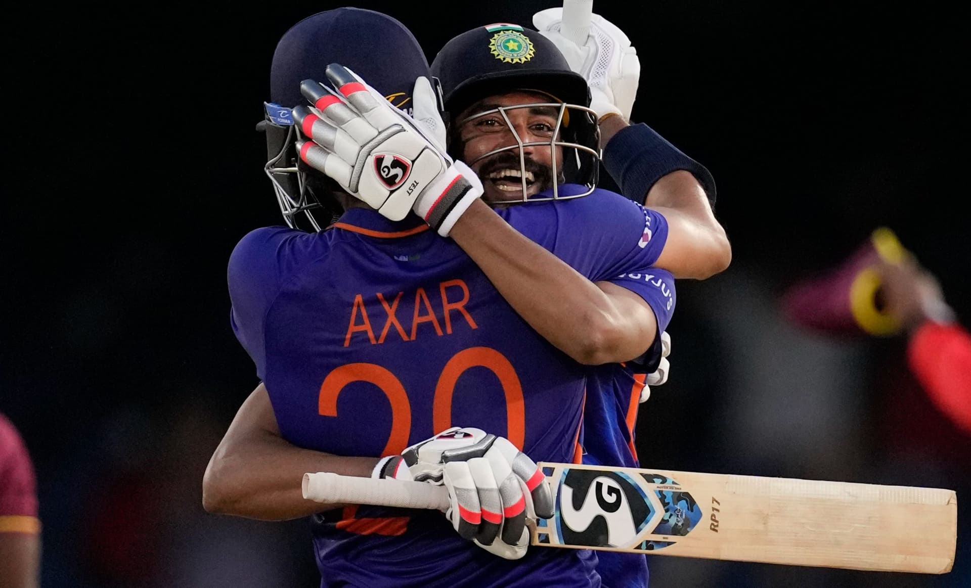 WI vs IND: अक्षर पटेल को देख मोहम्मद सिराज को भी आ गया था जोश, कहा- मैं भी छक्का मार दूंगा, VIDEO