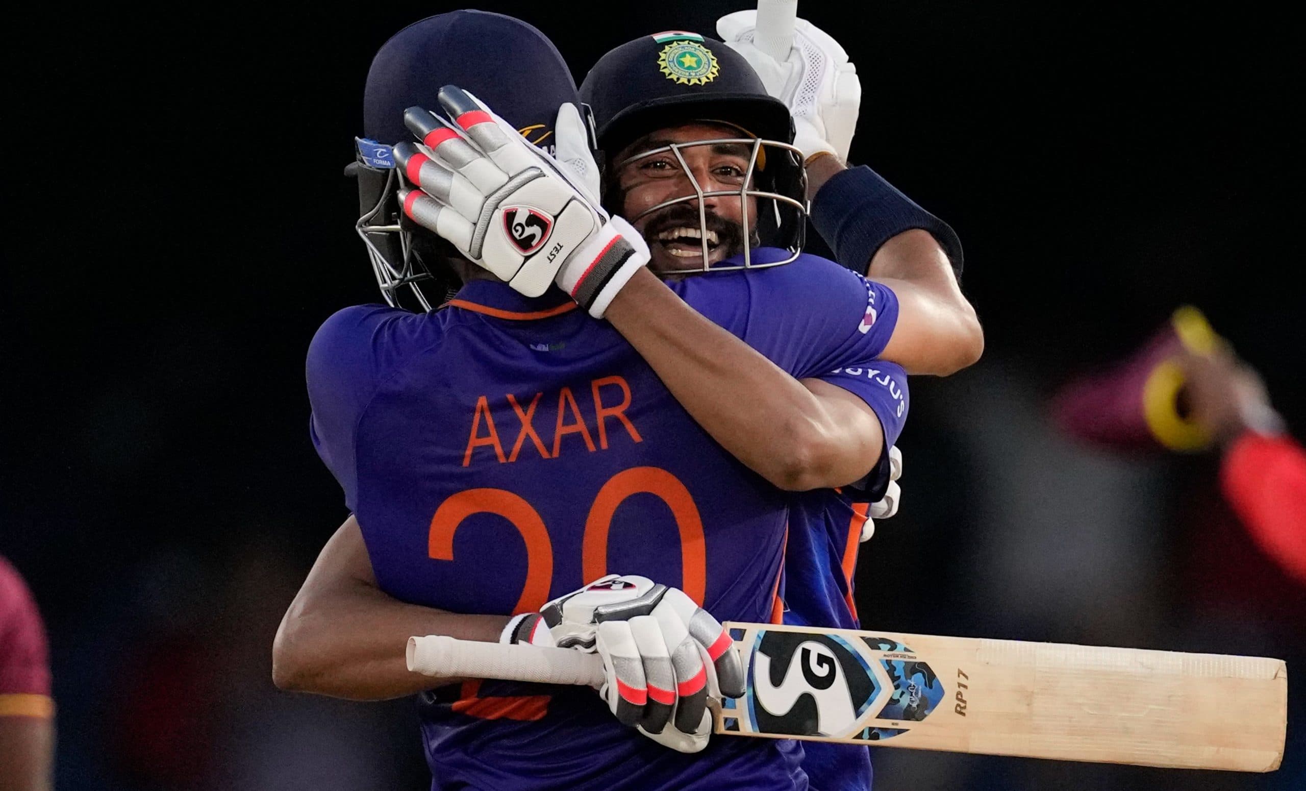 WI vs IND: अक्षर पटेल को देख मोहम्मद सिराज को भी आ गया था जोश, कहा- मैं भी छक्का मार दूंगा, VIDEO