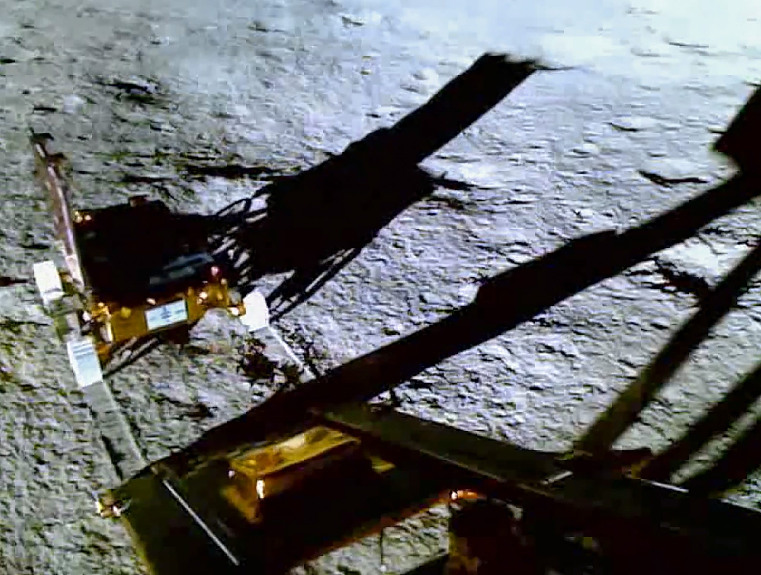 Chandrayaan-3: चांद की सतह पर रोवर ने महसूस किया 'भूकंप', स्रोत का पता लगाया जा रहा