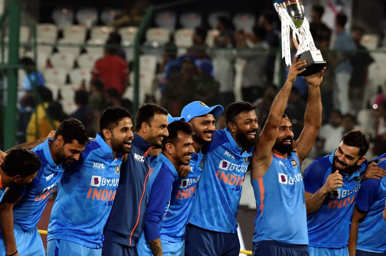 IND vs AUS: रोहित शर्मा ने बताया जीत के हीरो का नाम, अब नजरें साउथ अफ्रीका के खिलाफ वनडे और टी20 सीरीज पर IND vs AUS: रोहित शर्मा ने बताया जीत के हीरो का नाम, अब नजरें साउथ अफ्रीका के खिलाफ वनडे और टी20 सीरीज पर
