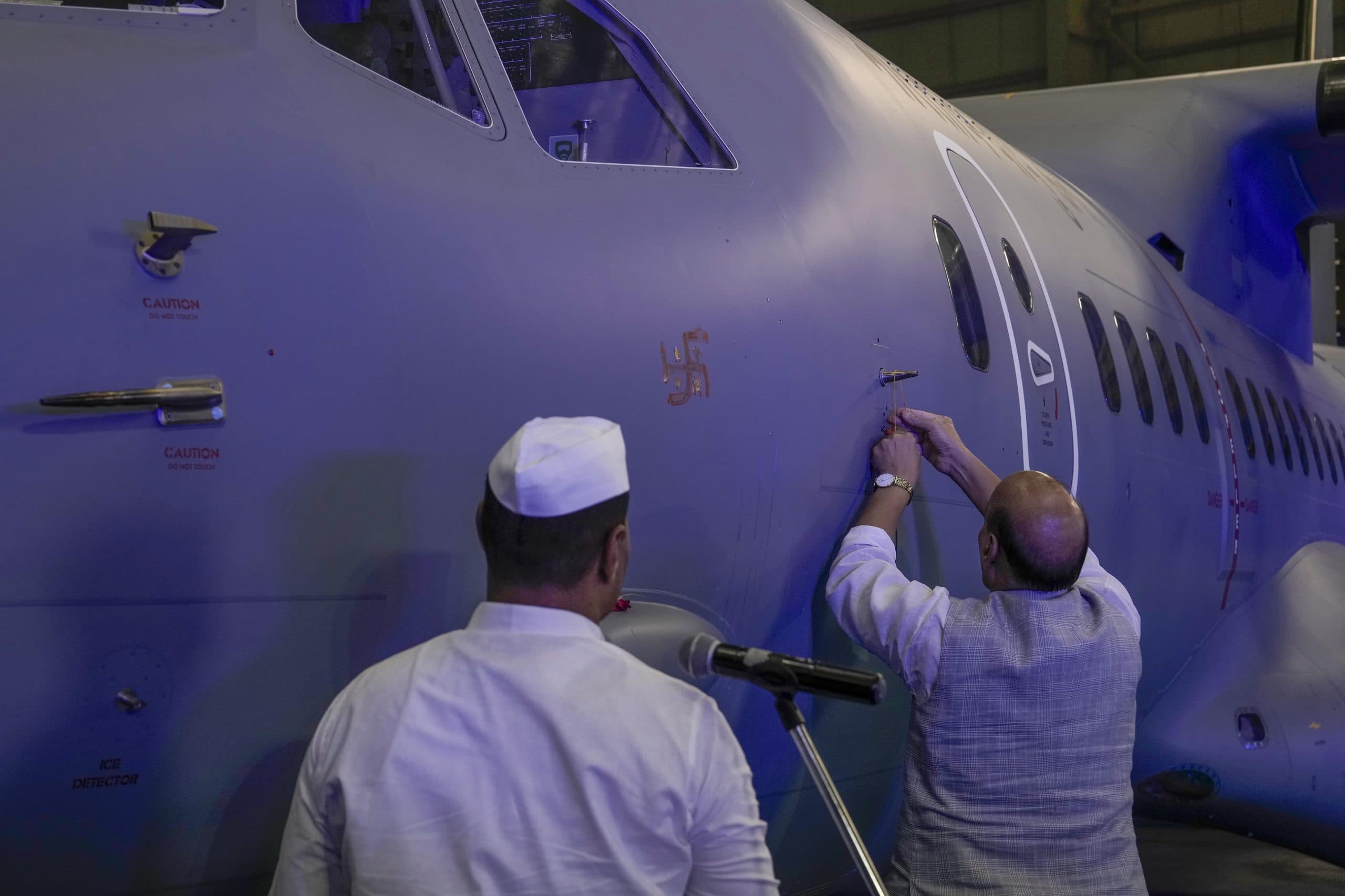 पहला सी-295 विमान वायुसेना में शामिल, रक्षा मंत्री राजनाथ सिंह ने ऐसे की पूजा