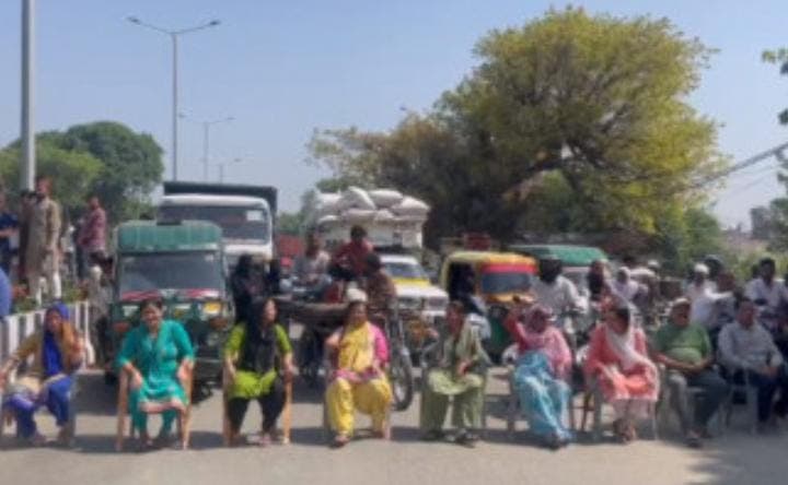 बरेली में निकाय चुनाव से पहले आक्रोशित महिलाओं ने जाम किया रोड, बीच सड़क पर निगम के खिलाफ जमकर की नारेबाजी