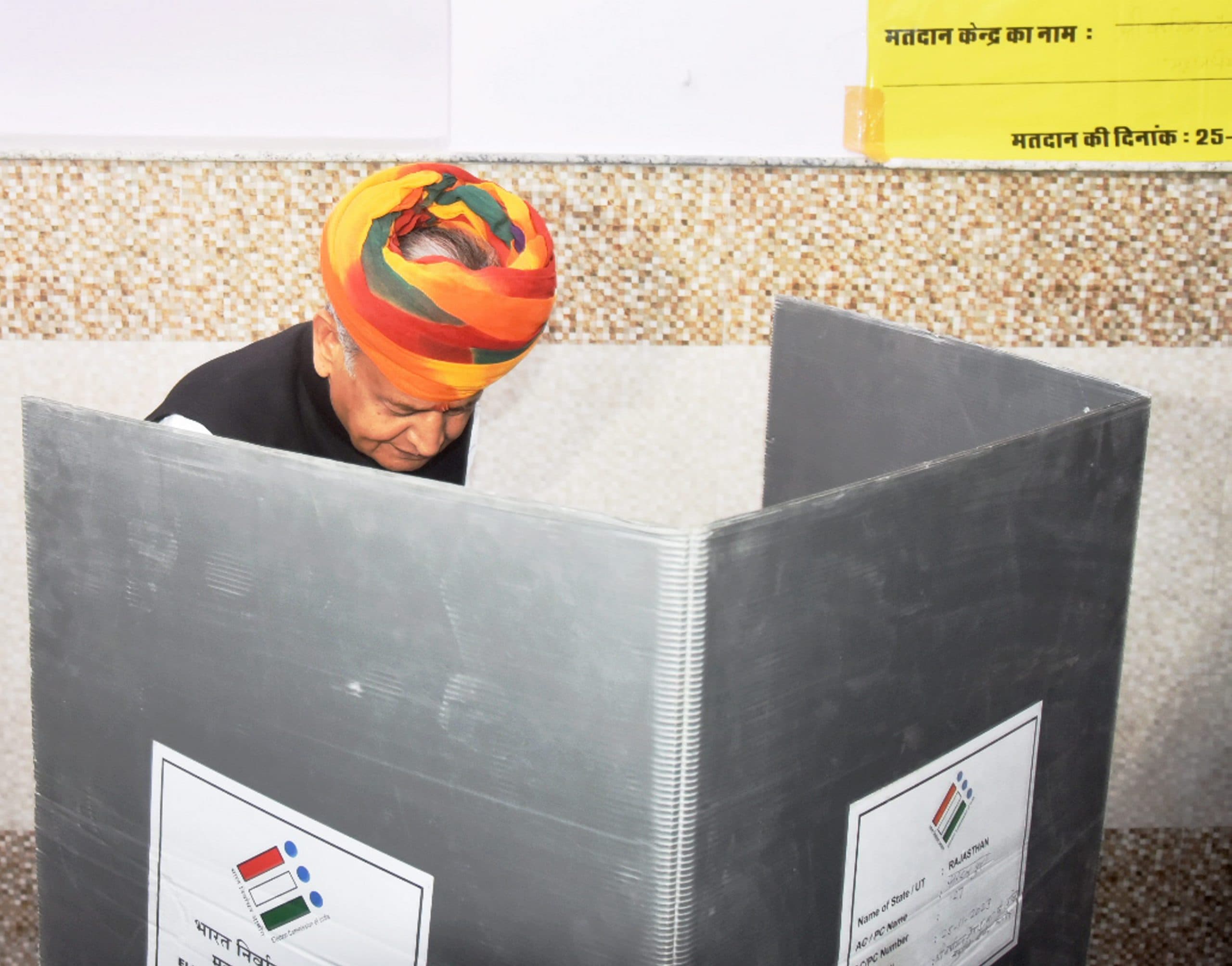 Rajasthan Election: कुछ इस अंदाज में लोकतंत्र के त्योहार में शामिल हुए मंत्री-विधायक, देखें PHOTOS