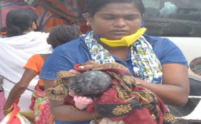 अस्पताल जाने के क्रम में महिला ने सड़क किनारे दिया शिशु को जन्म, बच्चे का नाम रखा गया ‘लॉकडाउन’