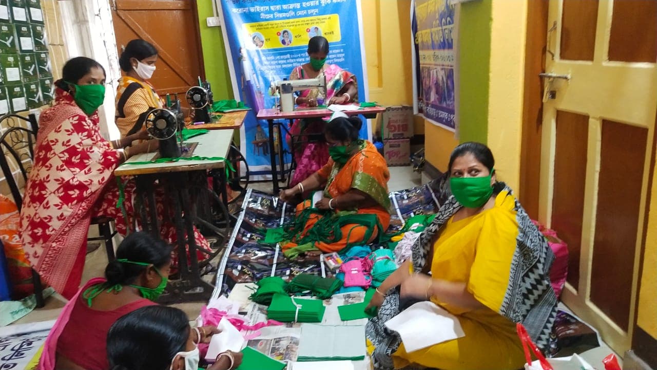 लॉकडाउन में बंद हो गया काम तो महिलाओं ने बनाना शुरू कर दिया मास्क