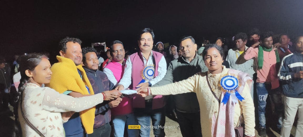 चाईबासा : तीन दिवसीय फुटबॉल टूर्नामेंट में प्रकाश क्लब को हरा कर शैलेश ब्रदर्स बना चैंपियन