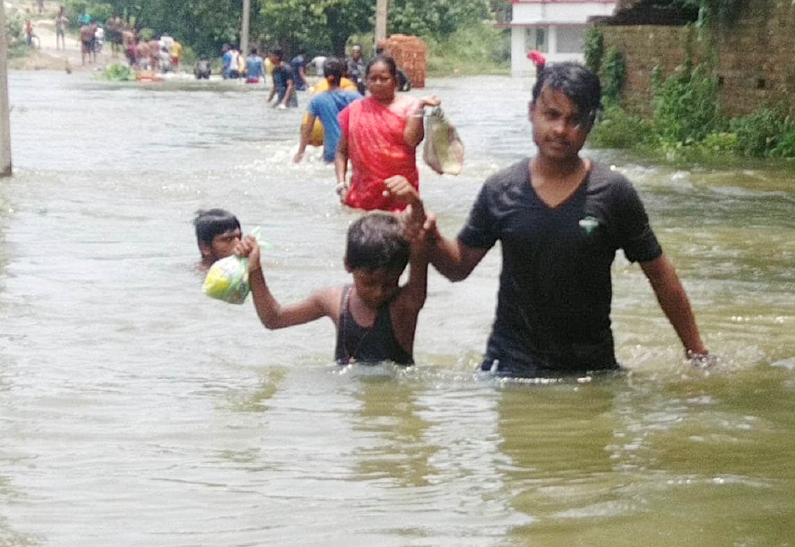 Flood in Bihar: बिहार में बाढ़ के पानी में डूबने से छह की मौत, 14 जिले बाढ़ की चपेट में