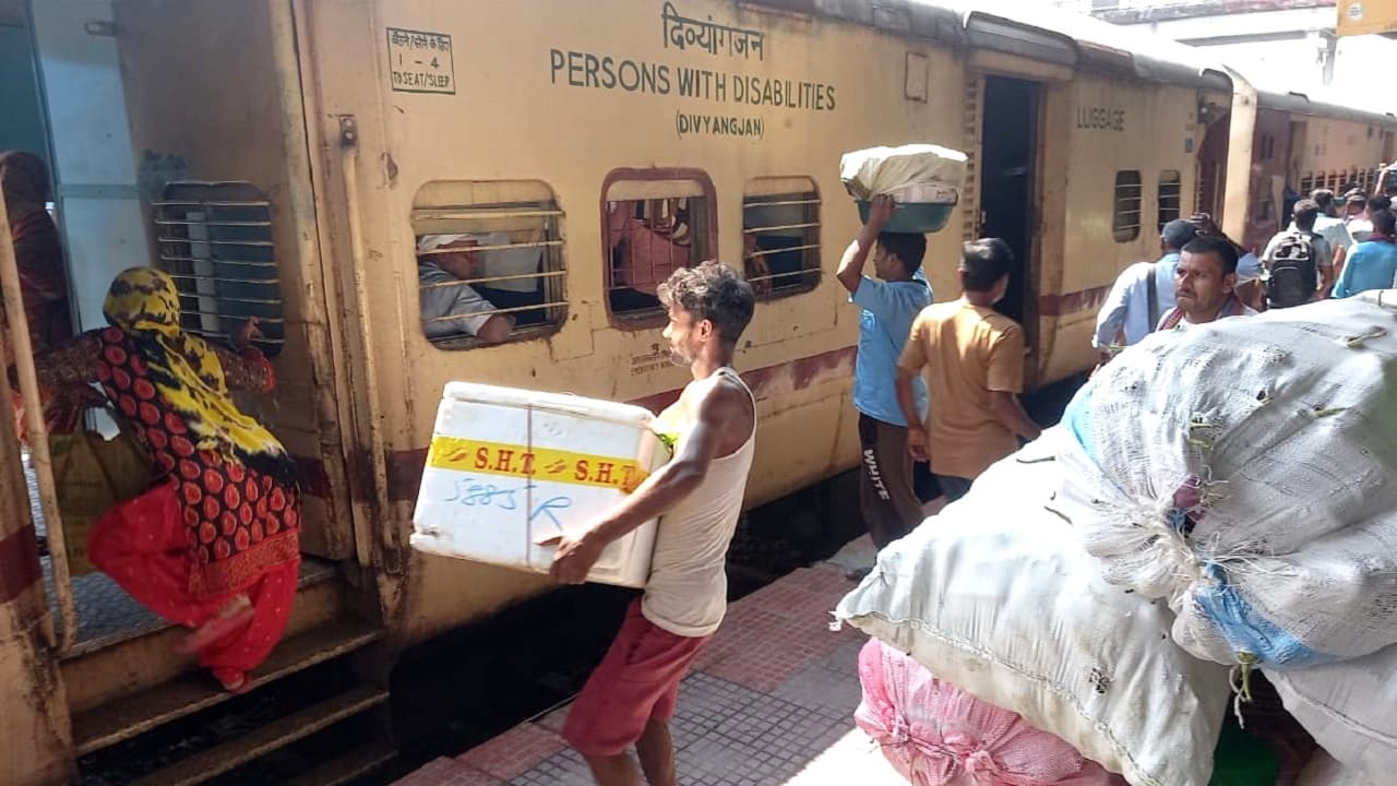 Indian Railways: मिथिला एक्सप्रेस के दिव्यांग कोच से होती है सब्जी की ढुलाई, भीड़ देखकर डर जाएंगे आप