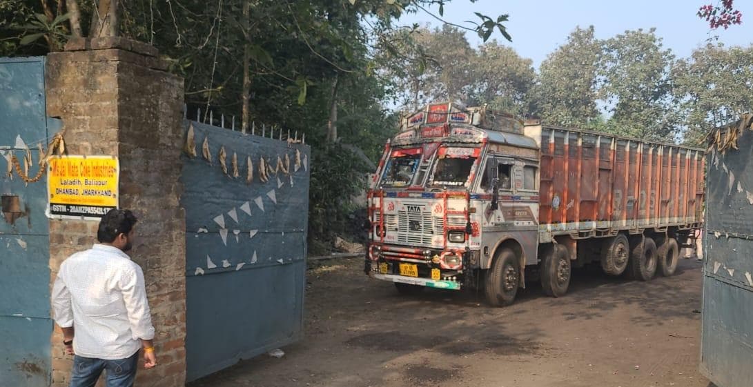 धनबाद : बलियापुर के दो हार्डकोक भट्ठों में छापेमारी, 400 टन कोयला जब्त