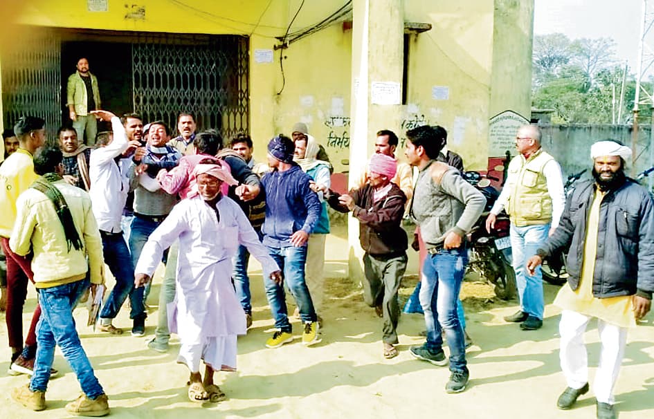 PM Modi के संबोधन का सीधा प्रसारण, आवाज और वीडियो साफ नहीं आने पर मारपीट, हालात देख मौके से खिसकीं BDO