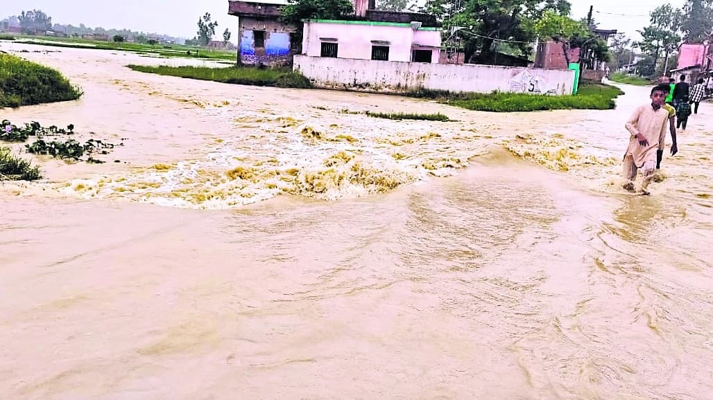 बिहार में उफान पर कई नदियां, बागमती और लालबकेया खतरे के निशान से ऊपर, शिवहर-मोतिहारी का टूटा संपर्क
