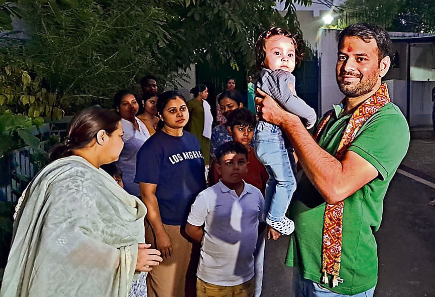 PHOTOS: बड़े पापा तेजप्रताप की गोद में तेजस्वी की बेटी, दुर्गा मूर्ति देखने जब बाहर निकली नन्ही कात्यायनी..