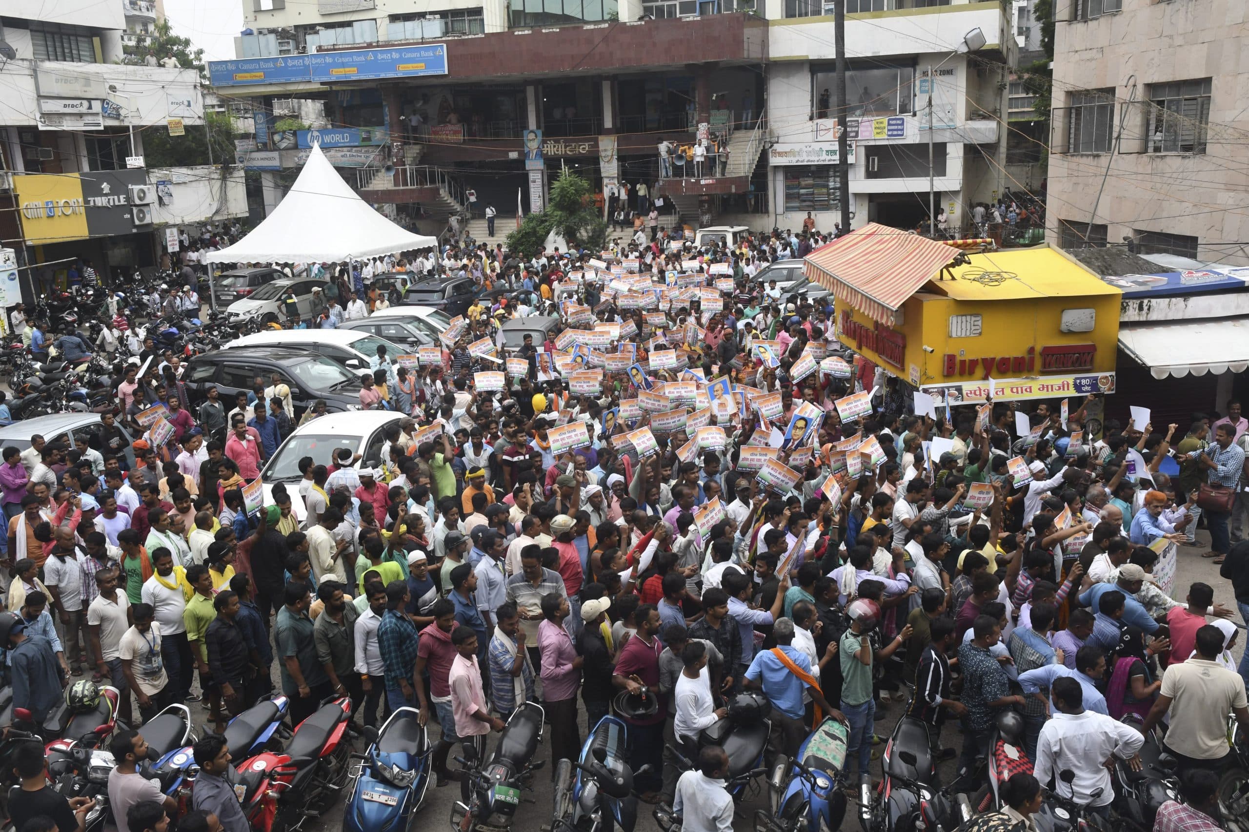 पटना में निगम कर्मियों की हड़ताल से बिगड़े हालात, मारपीट पर उतरे सफाई कर्मचारी, दर्ज हुआ मुकदमा