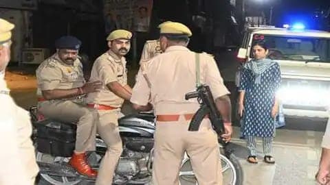 कानपुर देहात पुलिस ने सराफा कारोबारी से लूटी 50 किलो चांदी, इंस्पेक्टर-दारोगा गिरफ्तार, हेड कांस्टेबल फरार