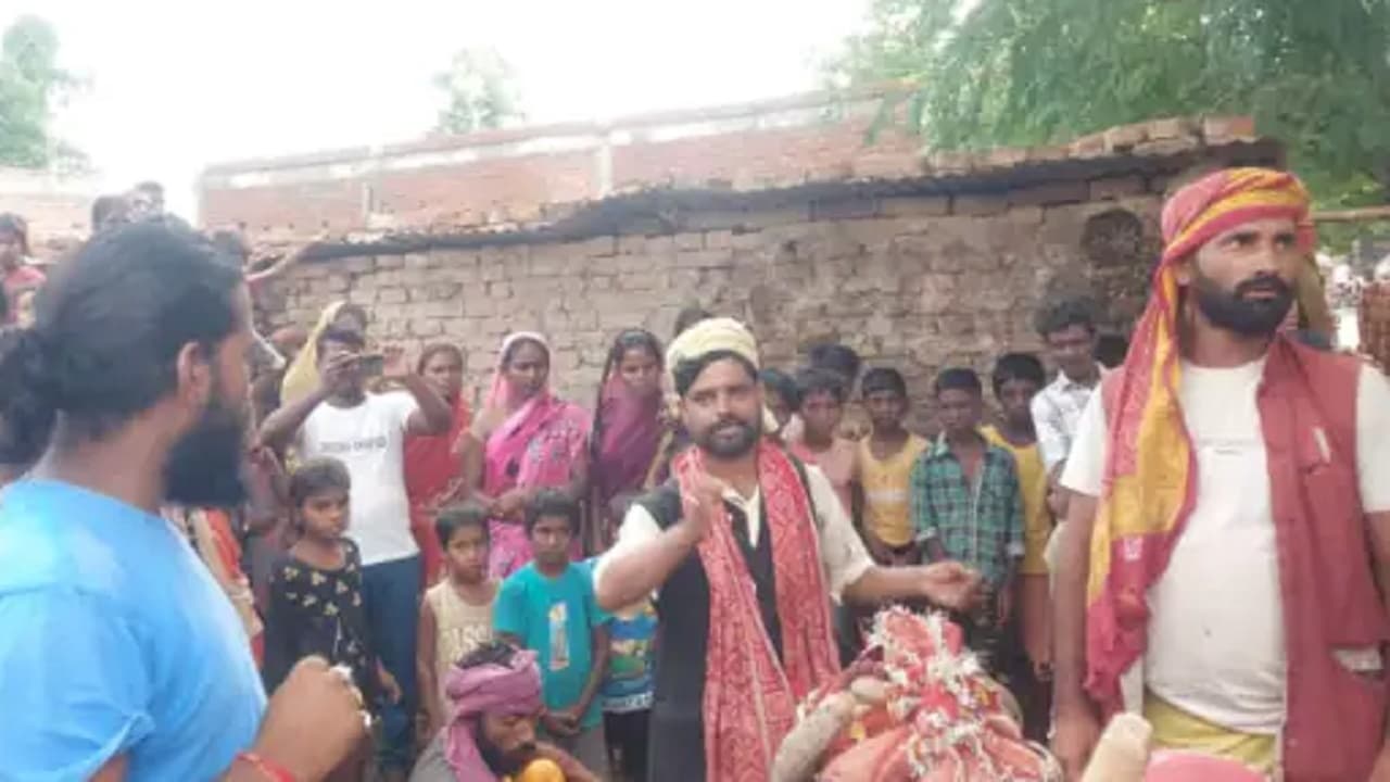 मुंगेर में साधु का वेश धारण कर भिक्षा मांगते पकड़े गए तीन मुस्लिम युवक, बसहा बैल लेकर कर रहे थे भिक्षाटन