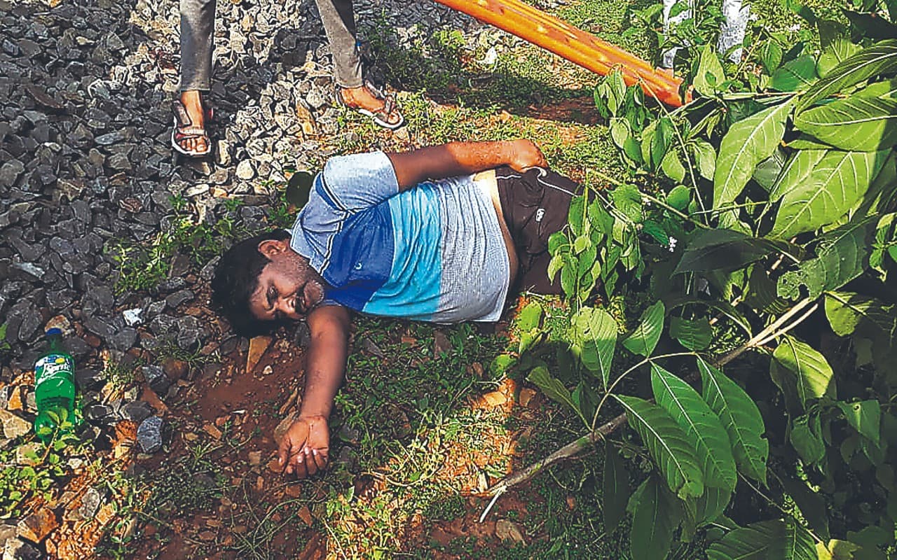 रांची के एक युवक का हाथ-पैर बांधकर रेलवे ट्रैक पर छोड़ा, ट्रेन से कटे दोनों पैर