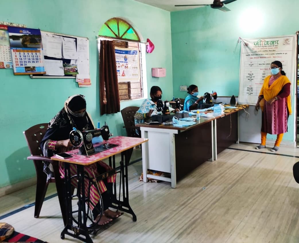 कोरोना से जंग : बिहार की जीविका दीदियां रोज बना रही हैं 17 हजार मास्क