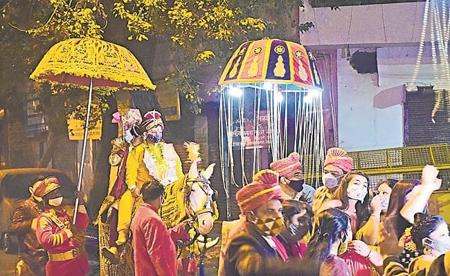 कोरोनाकाल में हुई अनोखी शादी, दुल्हा-दुल्हन को कोरोना से बचाव का दिलाया वचन, बरातियों पर इत्र की जगह छिड़का गया सैनिटाइजर