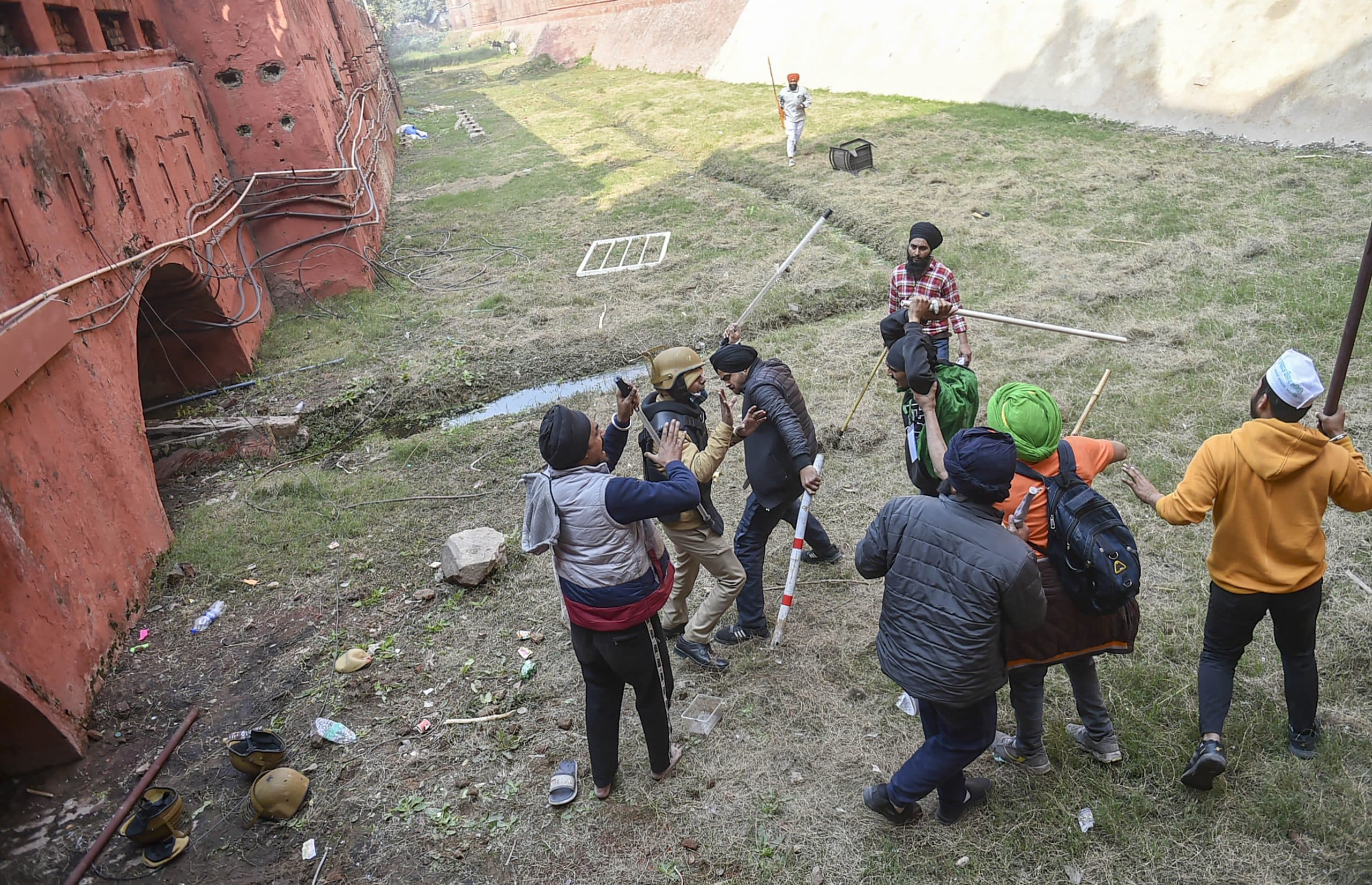 Tractor Parade violence : गृहमंत्रालय सख्त, 300 पुलिसकर्मी घायल, चार बजे दिल्ली पुलिस की प्रेस कॉन्फ्रेंस