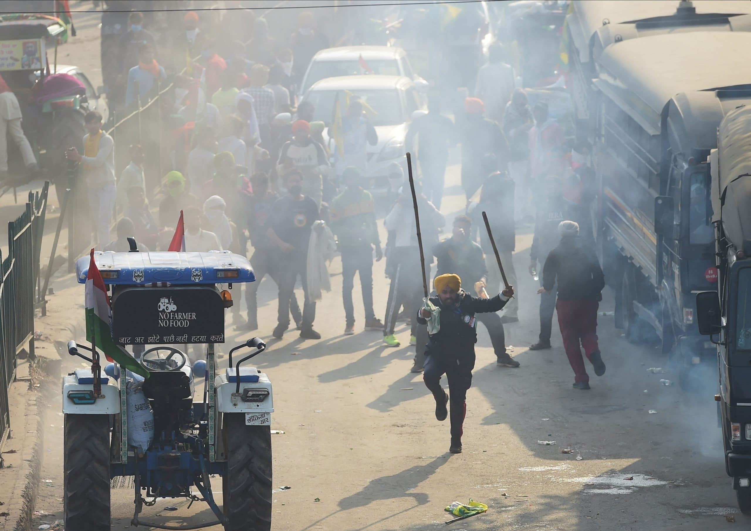 Tractor Rally Violence : घायल जवानों की जुबानी ट्रैक्टर रैली हिंसा की कहानी, तलवार, लाठी और अन्य हथियारों से लैस थे किसान...