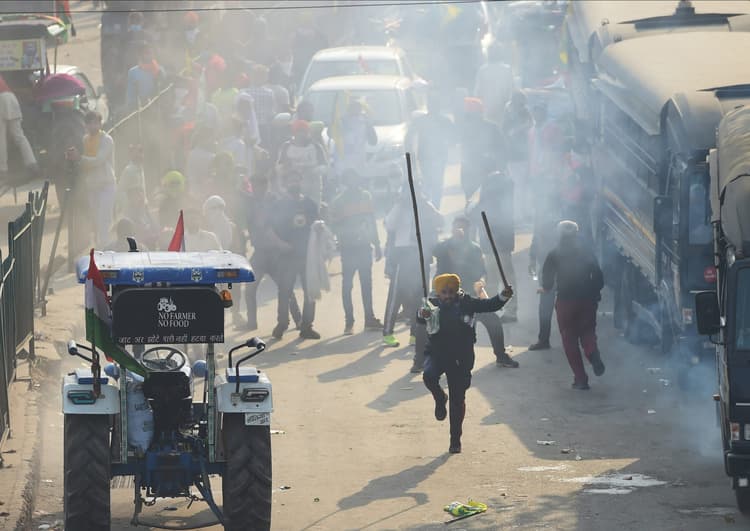 Tractor Rally Violence : घायल जवानों की जुबानी ट्रैक्टर रैली हिंसा की कहानी, तलवार, लाठी और अन्य हथियारों से लैस थे किसान...