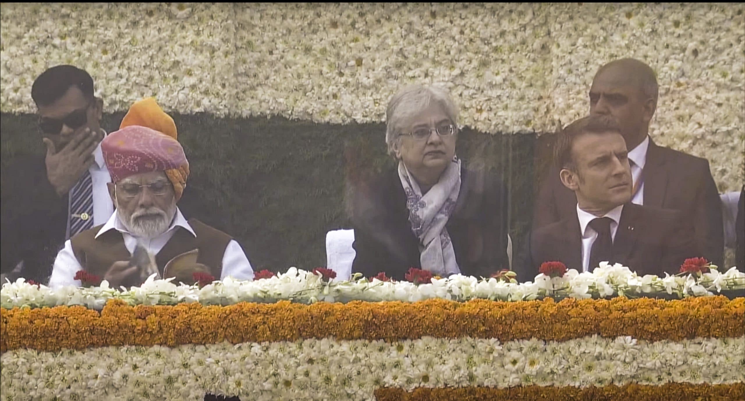 Republic Day 2024: कर्तव्य पथ पर परेड देखकर खड़े हो गये अतिथि, सीतारमण और अनुराग ठाकुर ने जमकर बजाई ताली