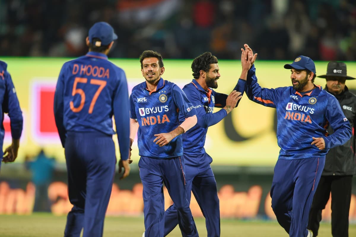 IND vs SL: मोहम्मद सिराज और कुलदीप यादव ने मैदान पर अंपायर के साथ की मस्ती, वीडियो वायरल