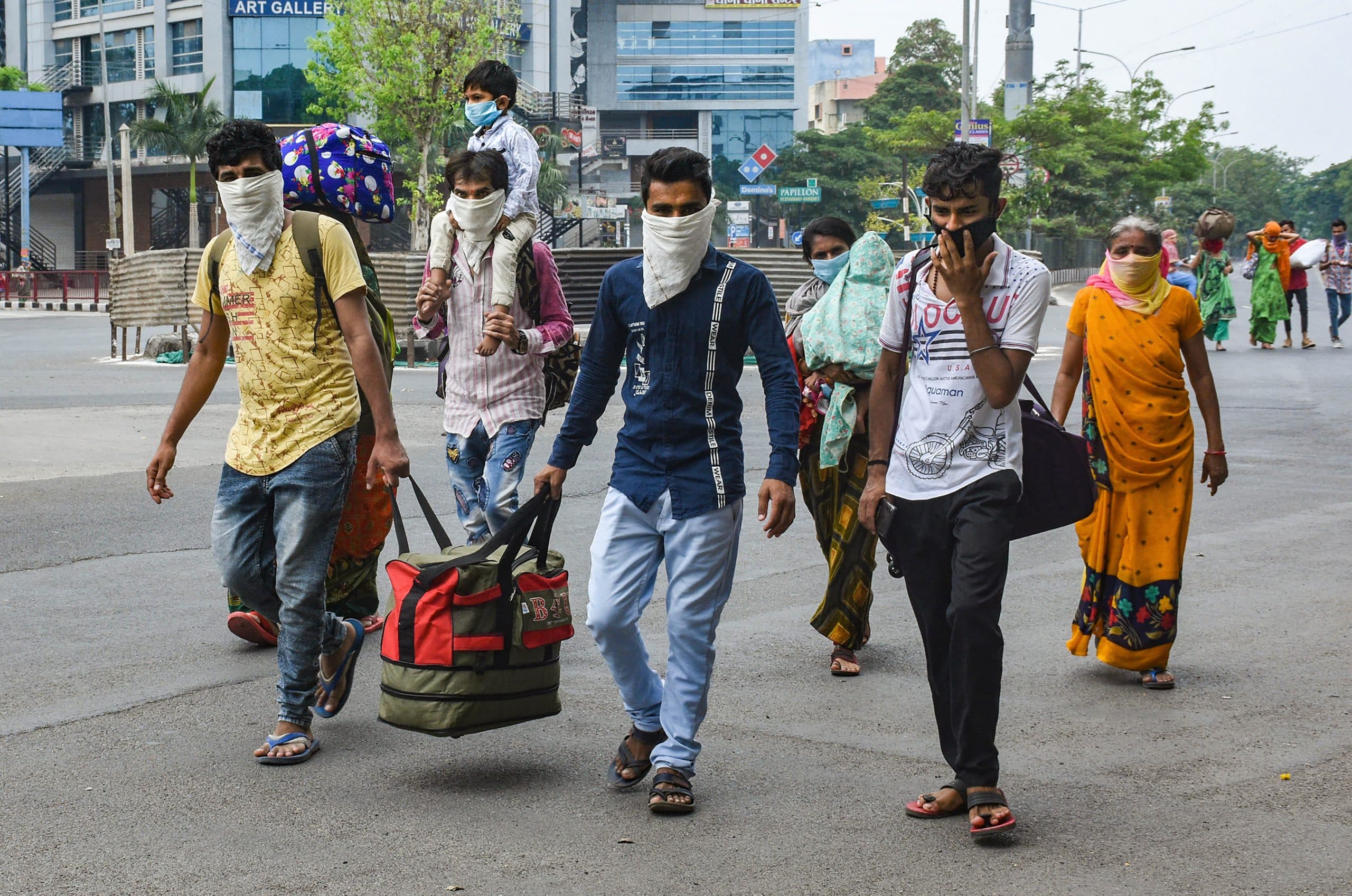 Coronavirus Pandemic: गुजरात से हजारों श्रमिक पैदल ही वापस लौट रहे मध्यप्रदेश