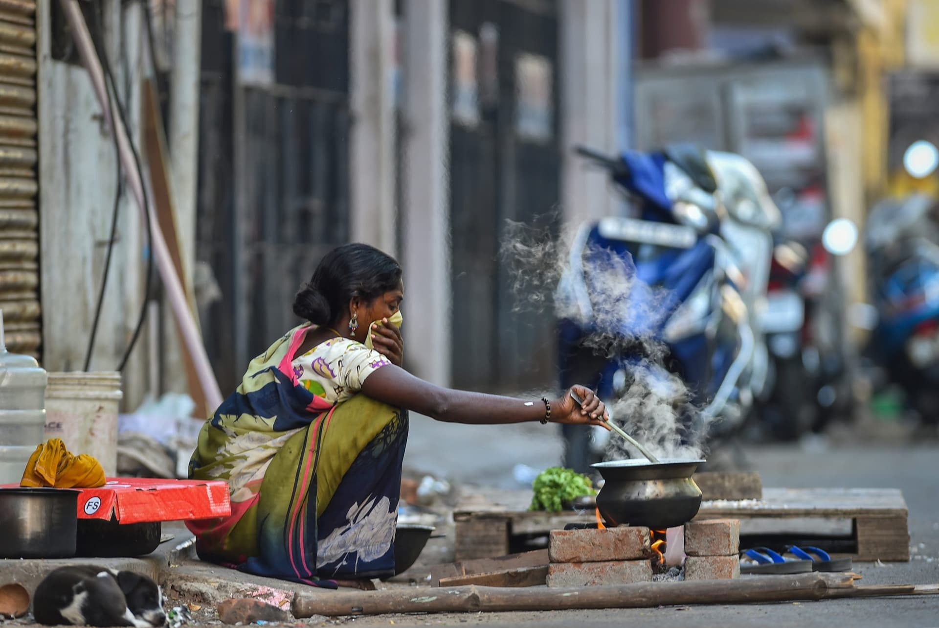 Coronavirus: लॉकडाउन के बीच ऐसे गुजर रही है लोगों की जिंदगी